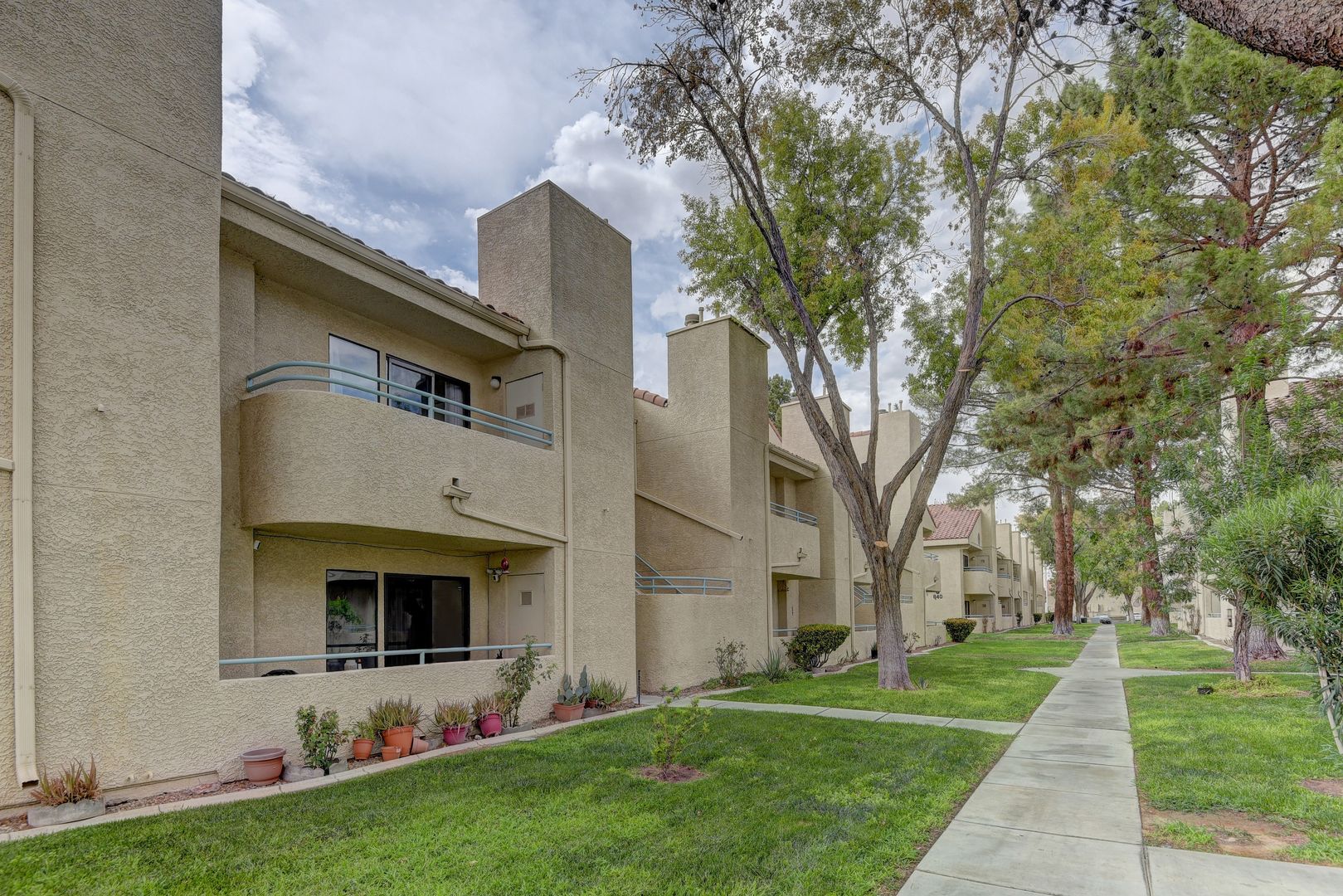 Las Vegas House: 820 N Sloan Ln #203