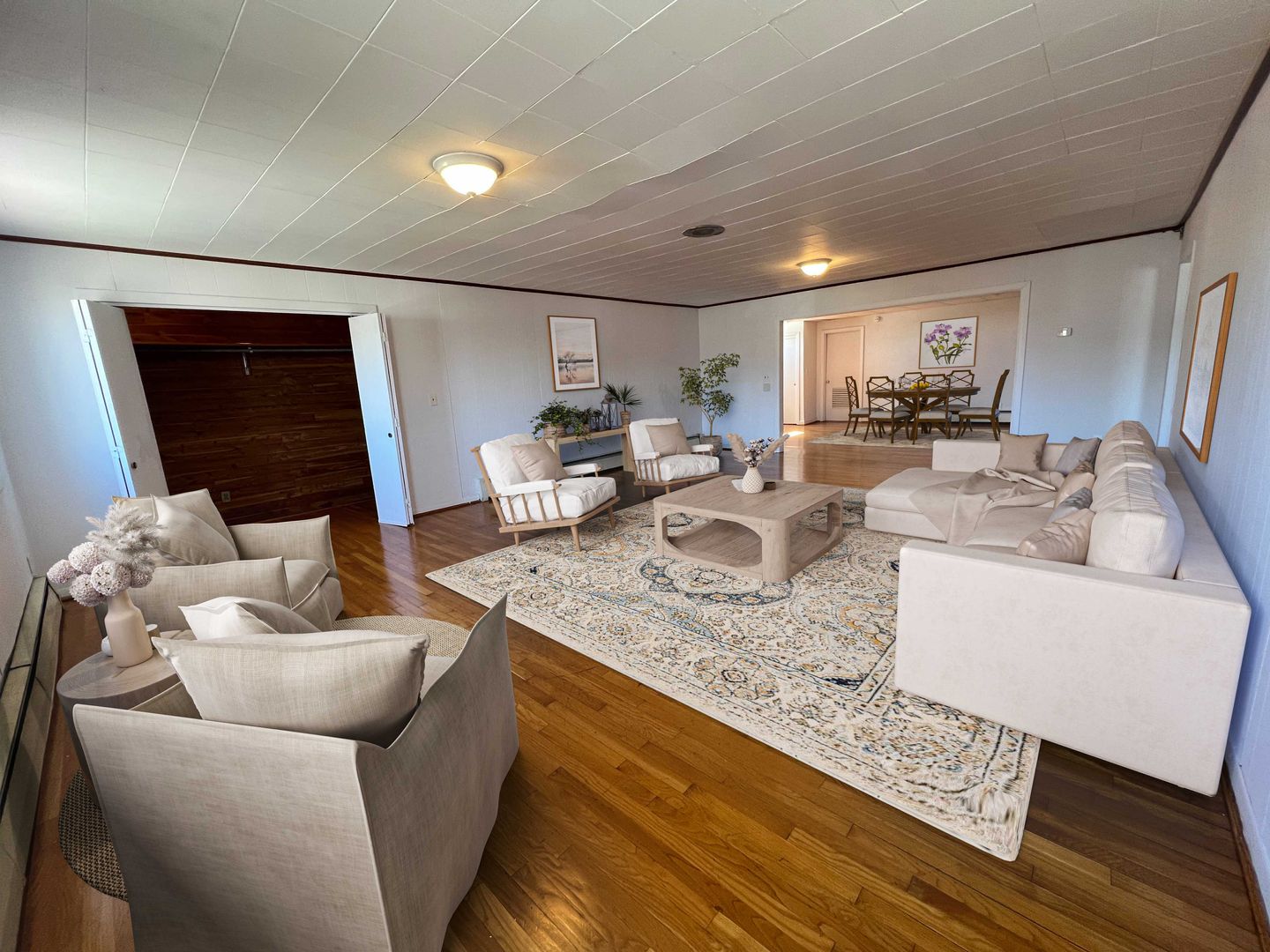 Hampton House: 120 A E Mellen St