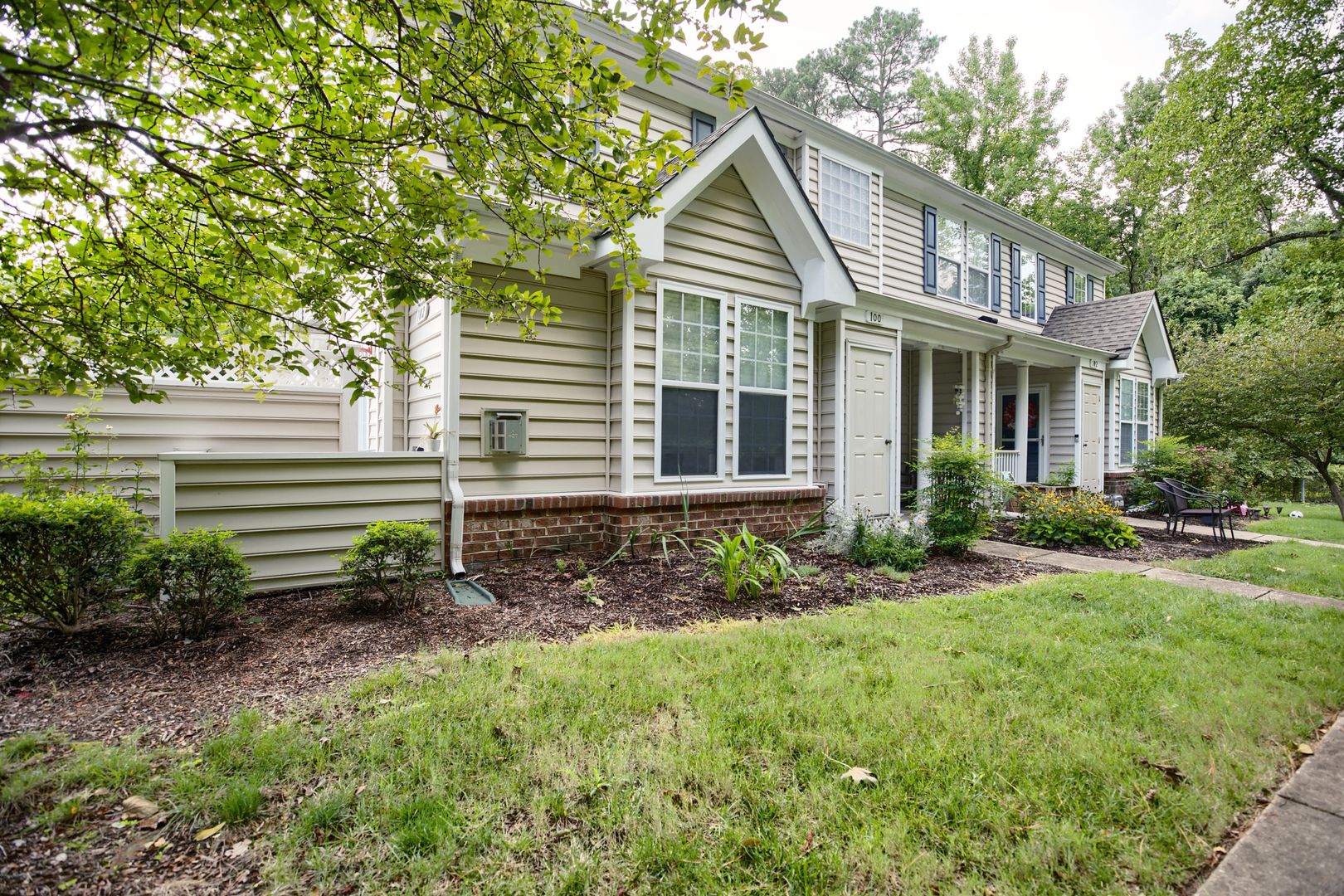 Yorktown House: 100 Grant Court