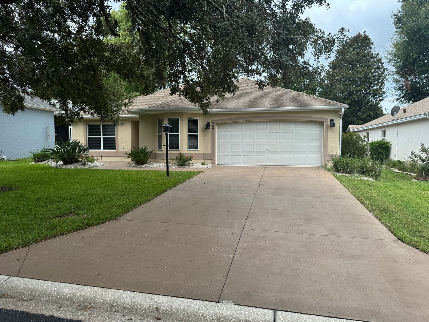 Lady Lake House: 509 Loma Paseo Dr