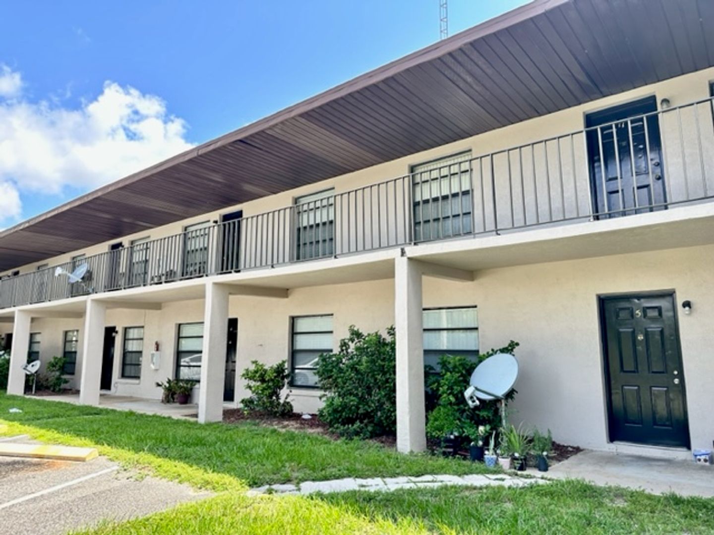 Leesburg Apartment: 2111-2117 Citrus Blvd