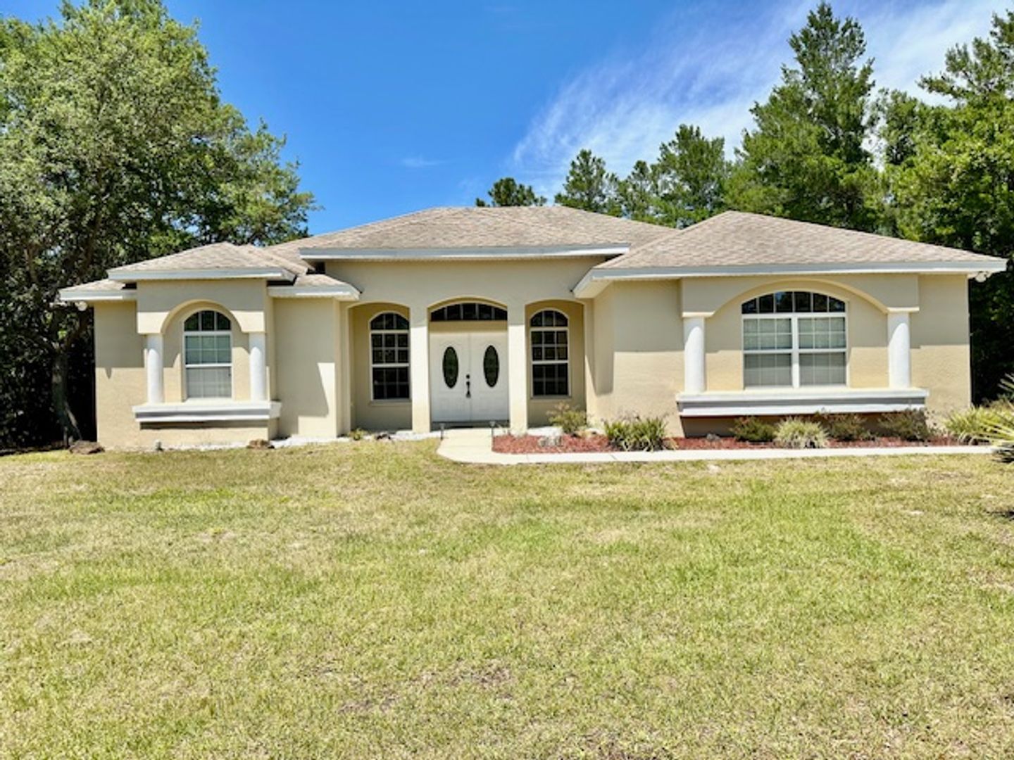 Eustis House: 30835 W Veronica Avenue