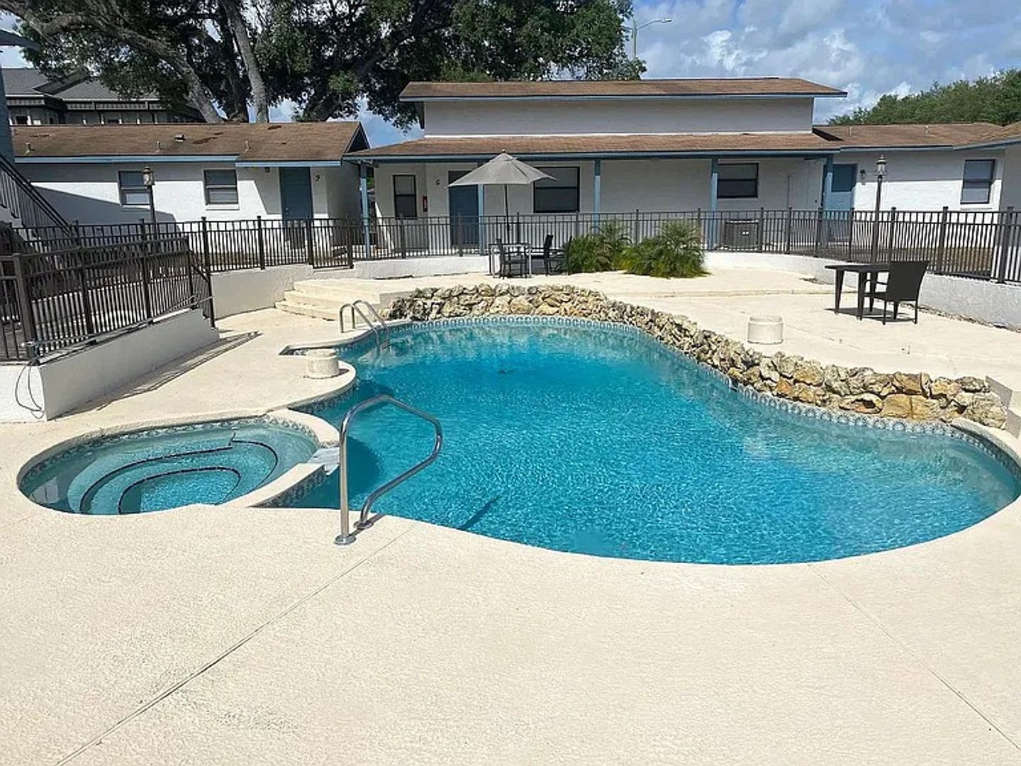 Leesburg Apartment: 2008 Griffin Rd