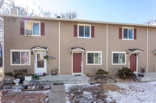 Spacious 2-Bed, 2-Bath Fourplex Unit in Prime Location! – photo 1