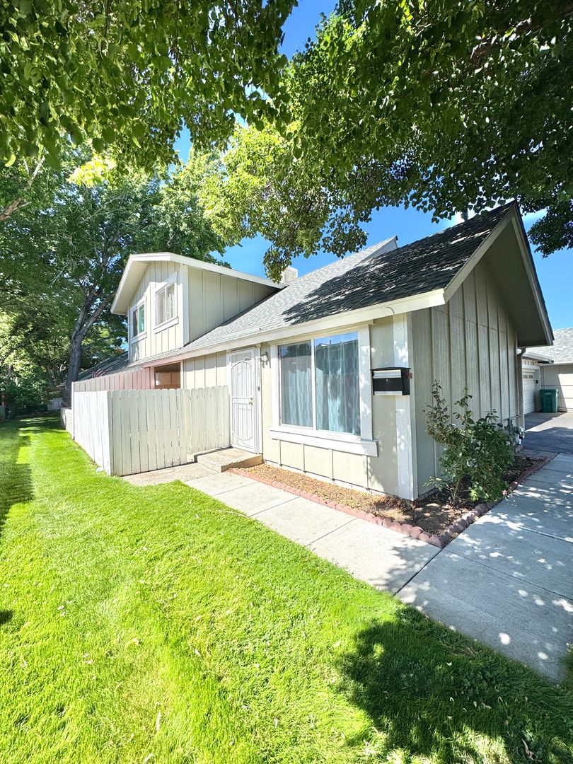 Sparks House: 1601 London Circle