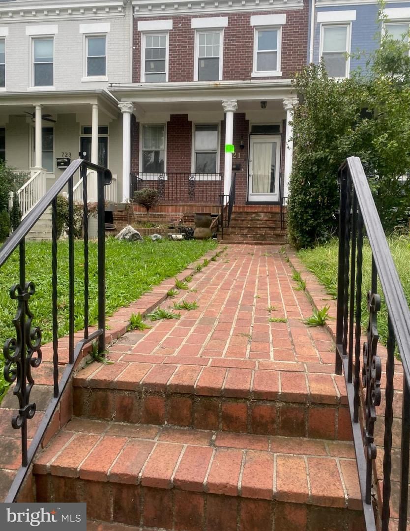 Washington House: 721 K St NE