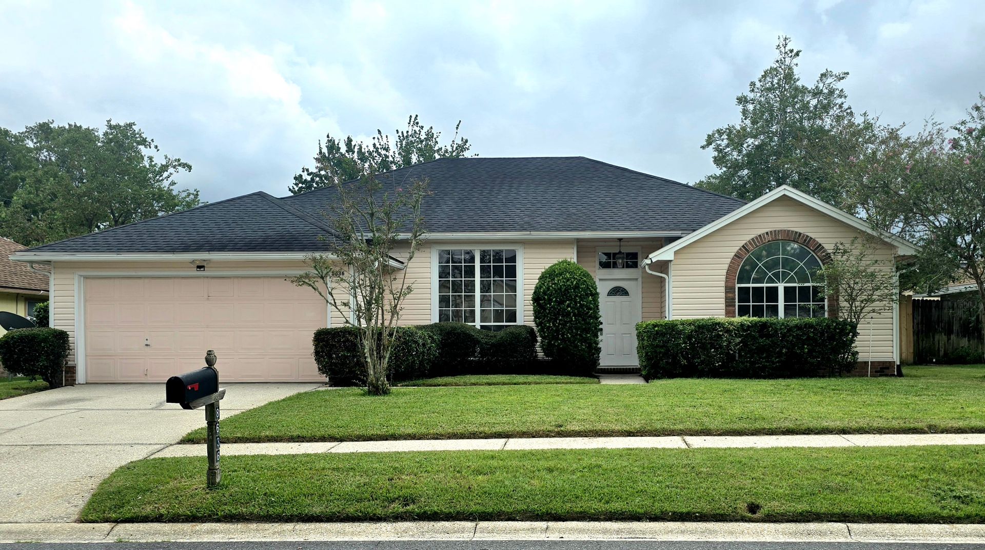 Jacksonville House: 8636 N Charlesgate Circle