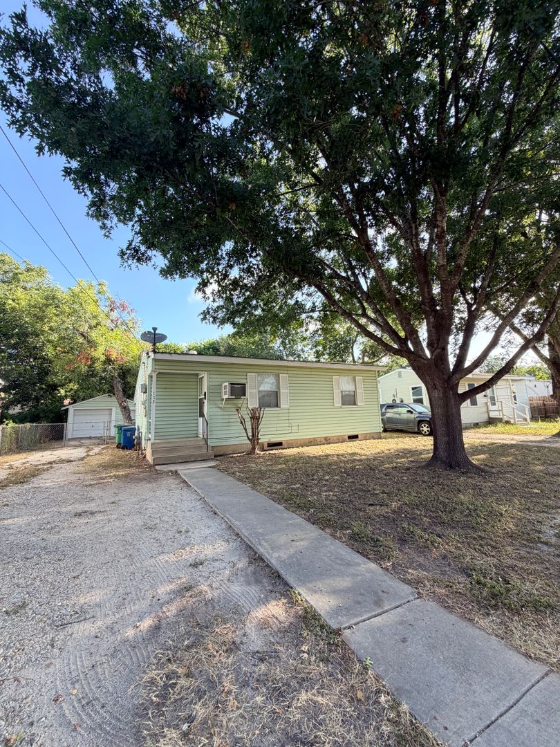 San Antonio House: 173 W Dickson