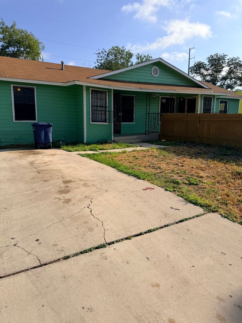 San Antonio Apartment: 323 Aldama