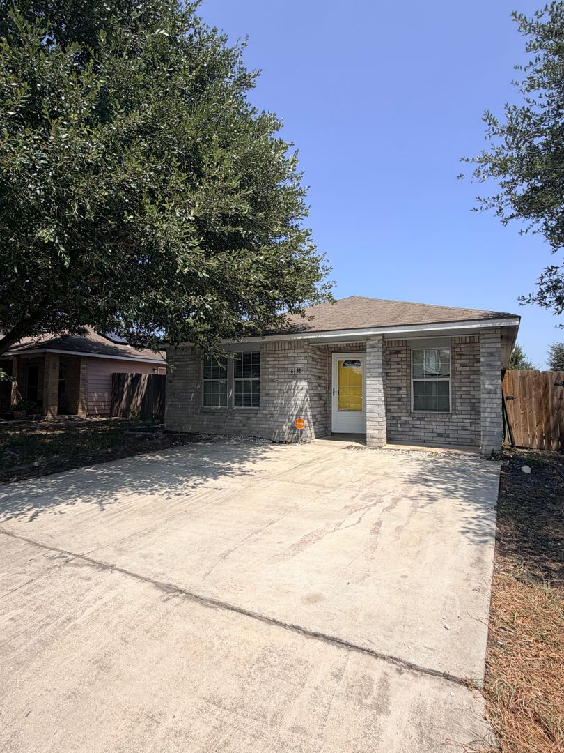 San Antonio House: 6131 Lake Victoria