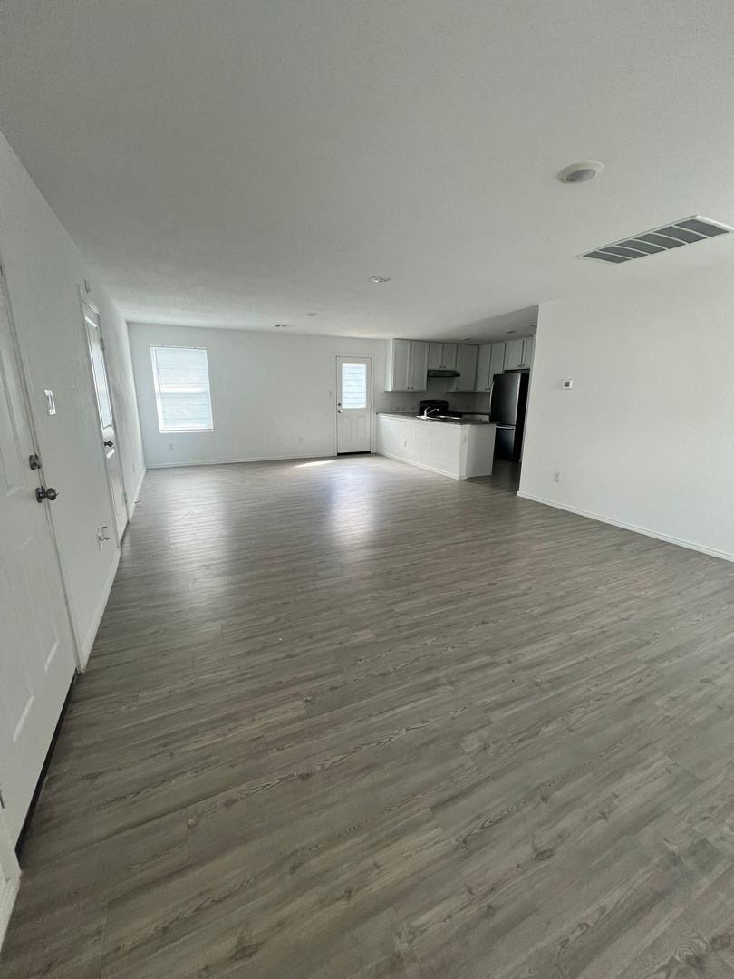 Converse House: 2822 Millikan Dr