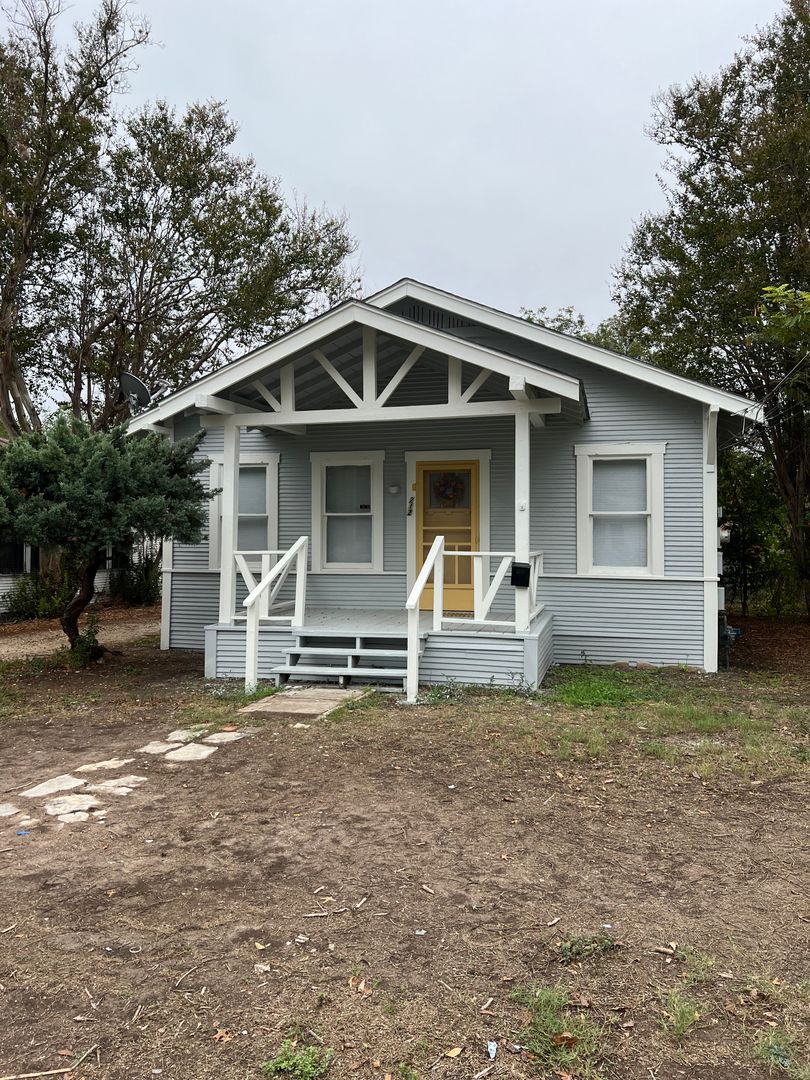 San Antonio House: 212 Barrett Ave
