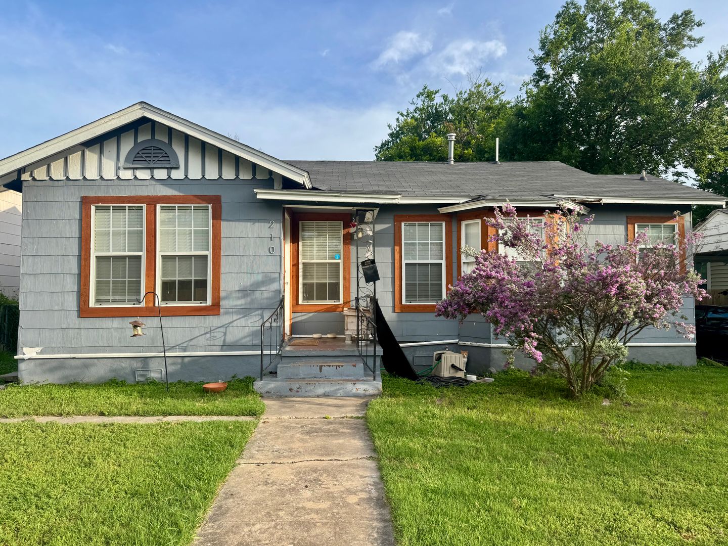 San Antonio House: 210 Haggin