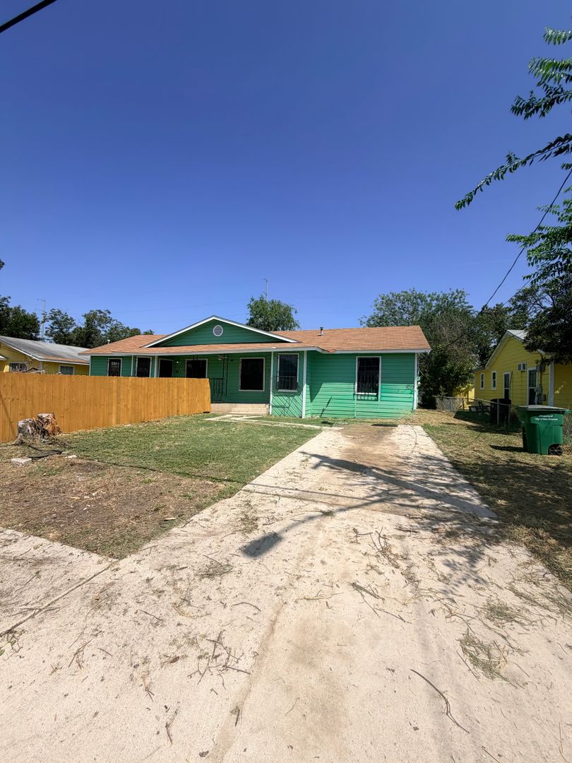San Antonio Apartment: 323 Aldama