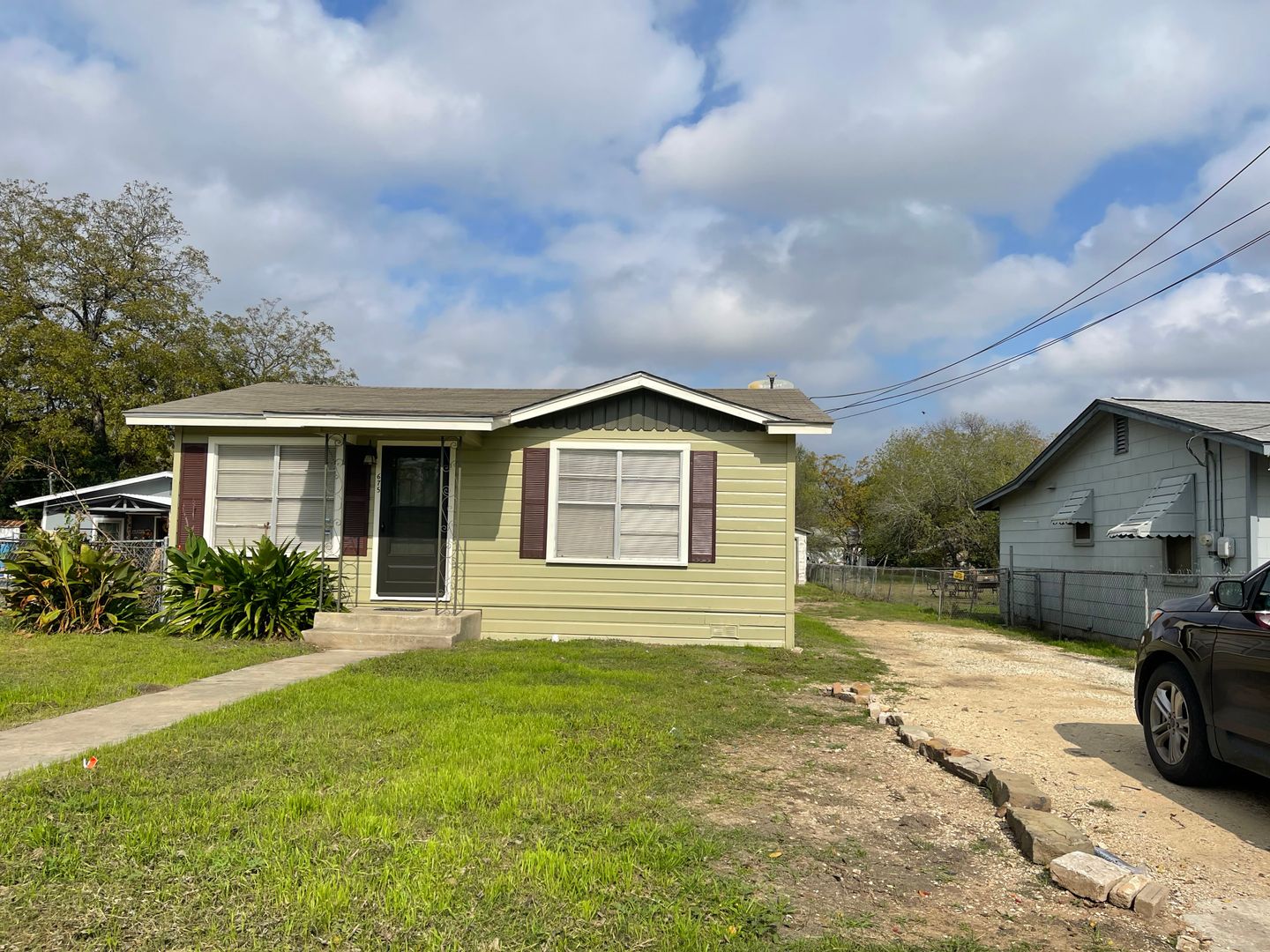 San Antonio House: 675 W. Pyron