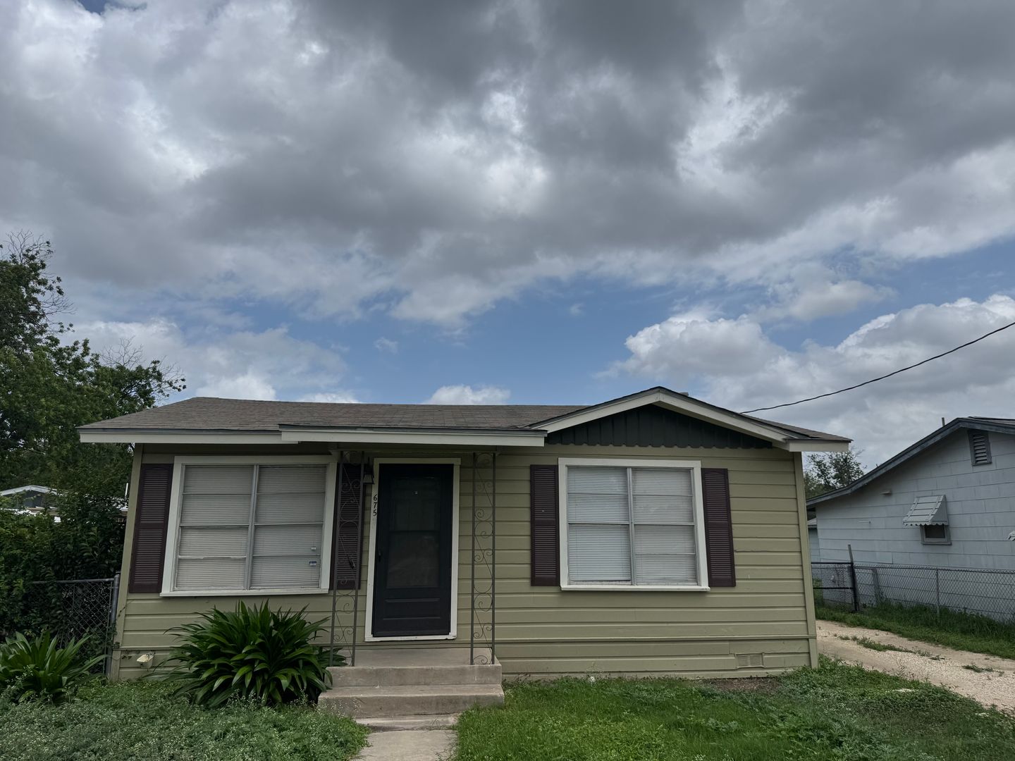 San Antonio House: 675 W. Pyron