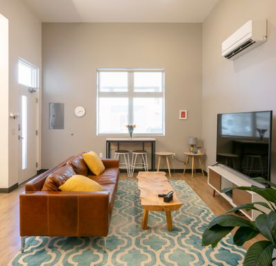 The Franz: An urban apartment building in West Downtown – photo 1