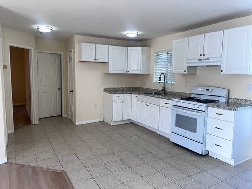Spacious Downstairs 2 Bedroom, 1 Bathroom Apartment in East Long Beach – photo 1