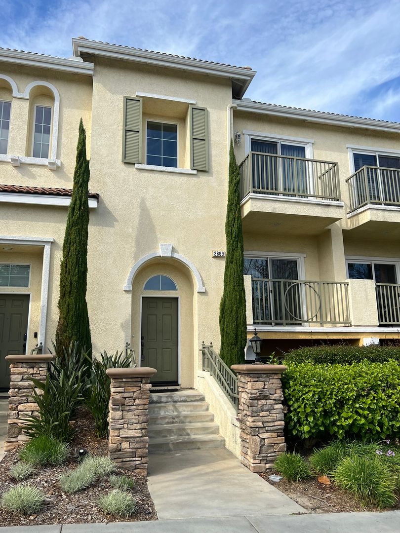 Signal Hill Townhome: 2669 Skyline Drive