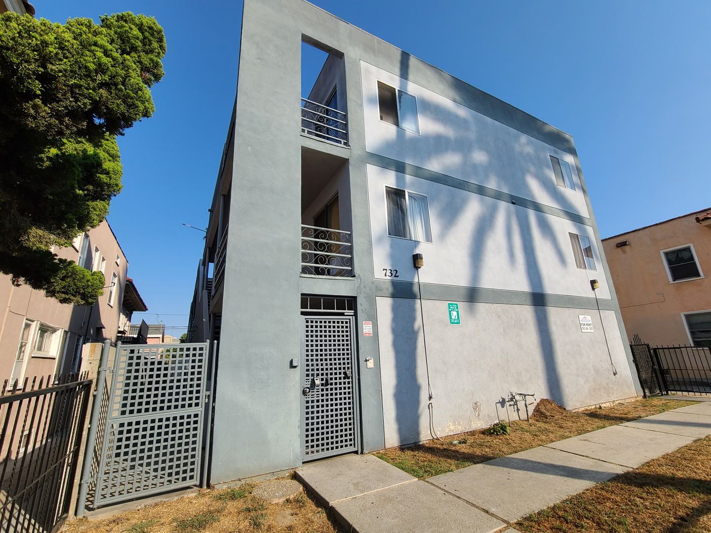 Long Beach Apartment: 732 Olive Avenue