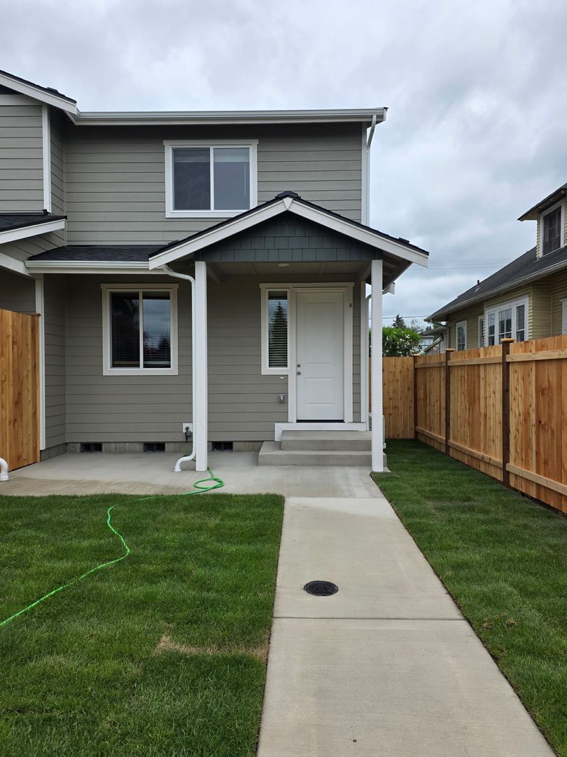 Centralia Townhome: 724 N Pearl St