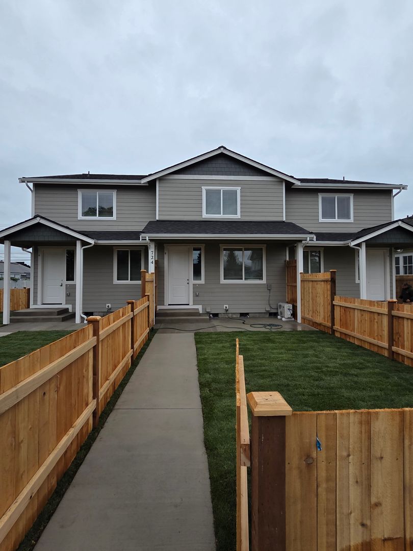 Centralia Townhome: 724 N Pearl St