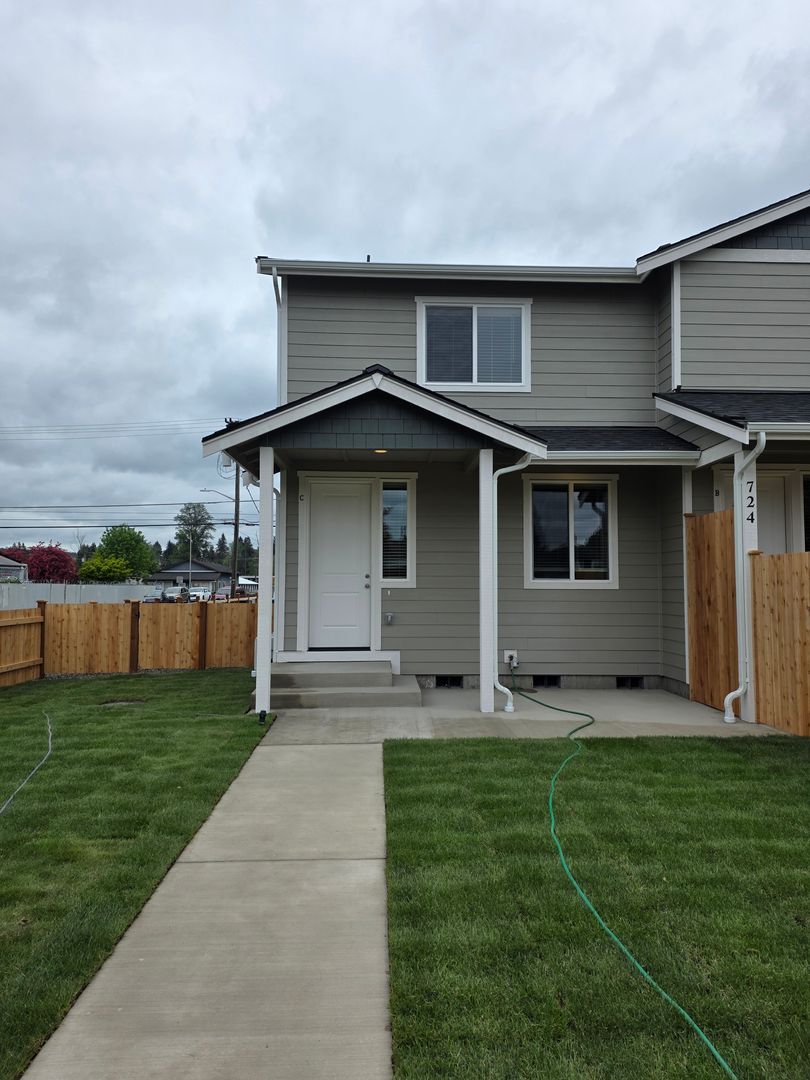 Centralia Townhome: 724 N Pearl St