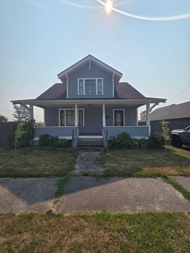 Chehalis House: 481 SW Cascade Ave