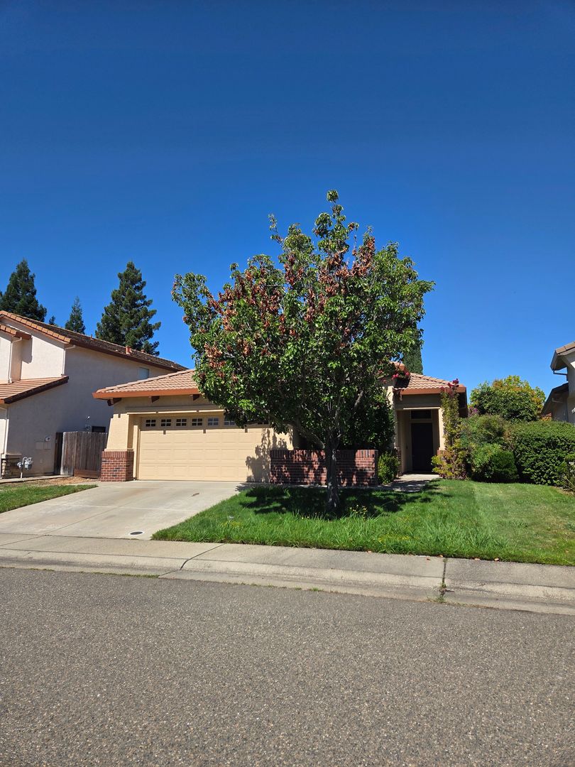 Folsom House: 342 Leckenby Way