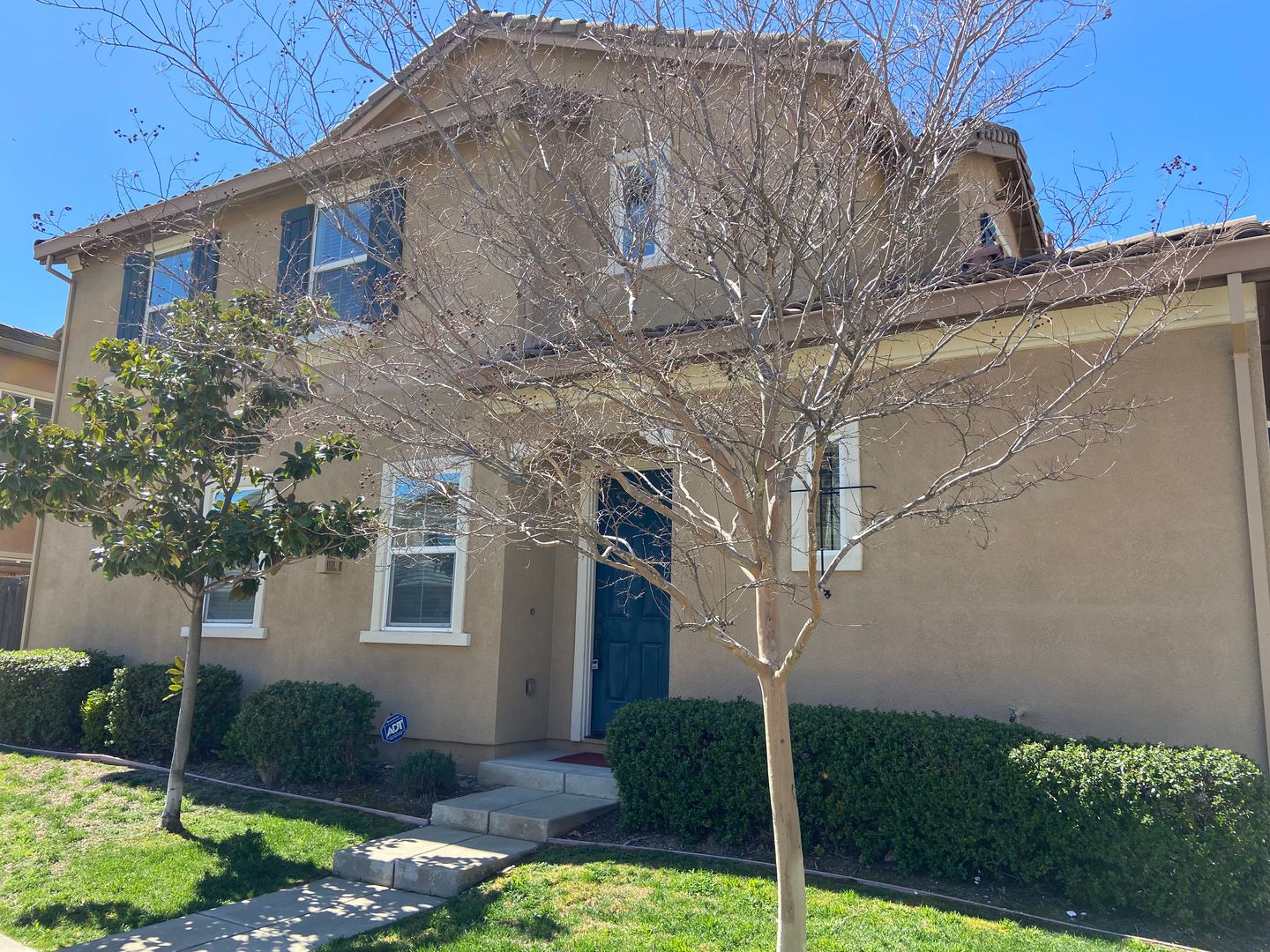 Folsom House: 907 Blossom Rock Lane