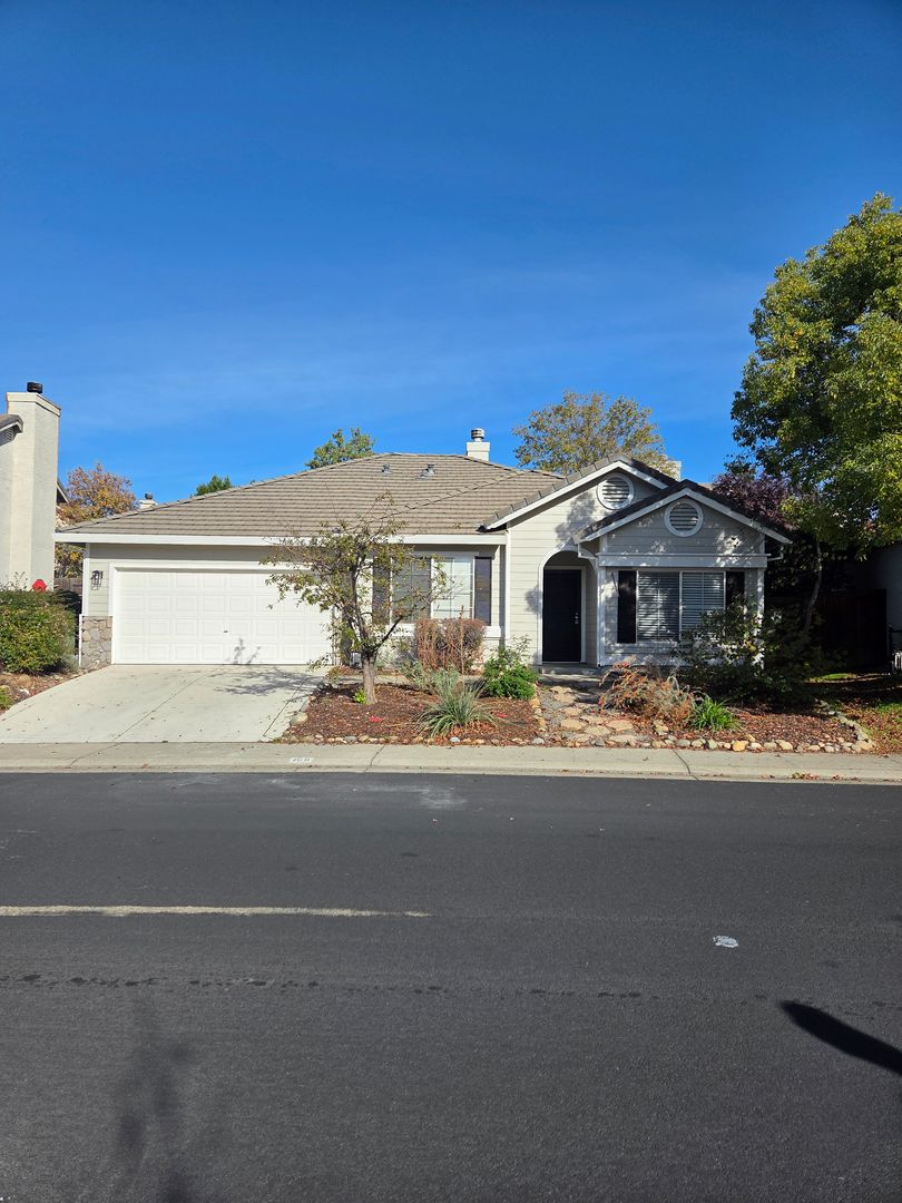 Folsom House: 109 Cobble Ridge Drive