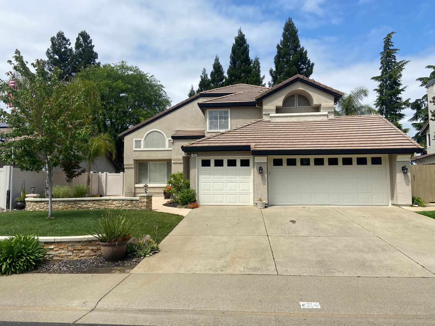 Folsom House: 264 Thorndike Way