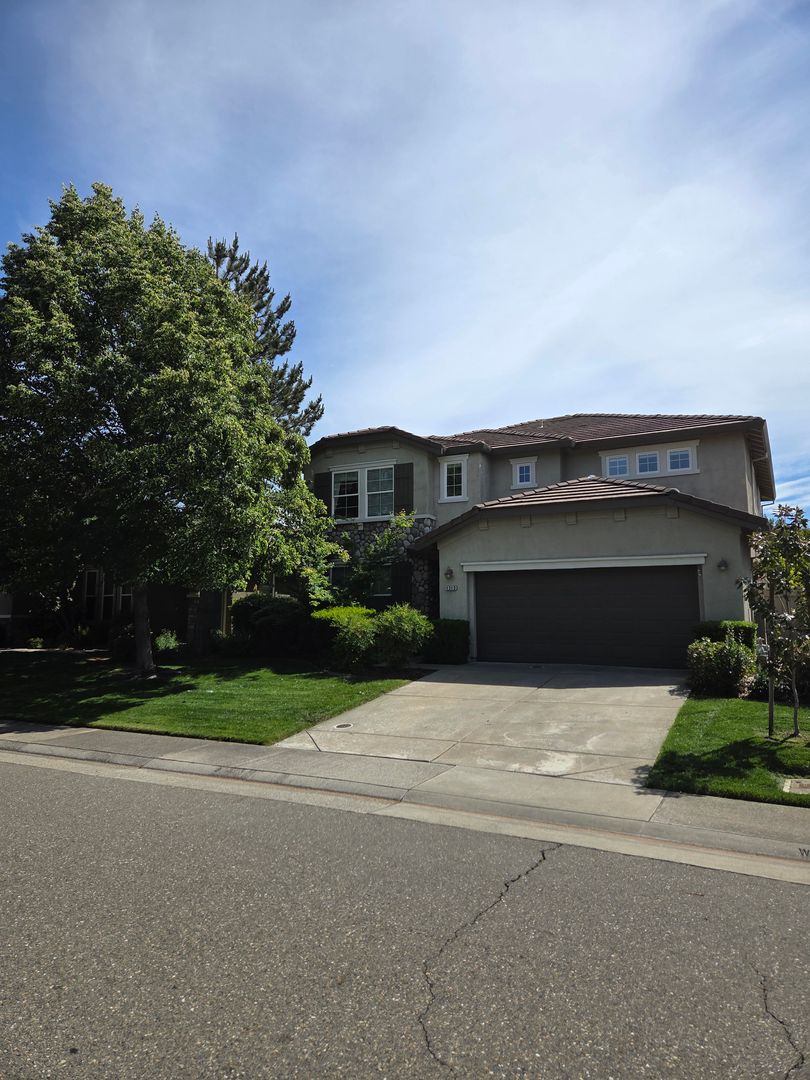 Folsom House: 1213 Meredith Way