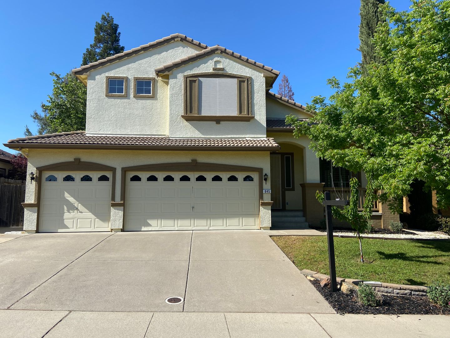 Folsom House: 845 Densmore Way