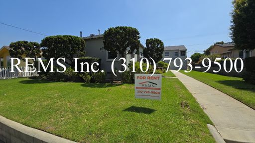Remodeled Upstairs Apartment with A/C & Garage Parking – photo 1