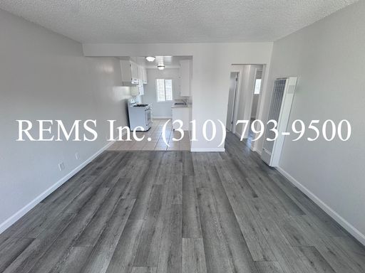 Refurbished Upstairs Apartment with Coin Laundry Room Onsite – photo 1