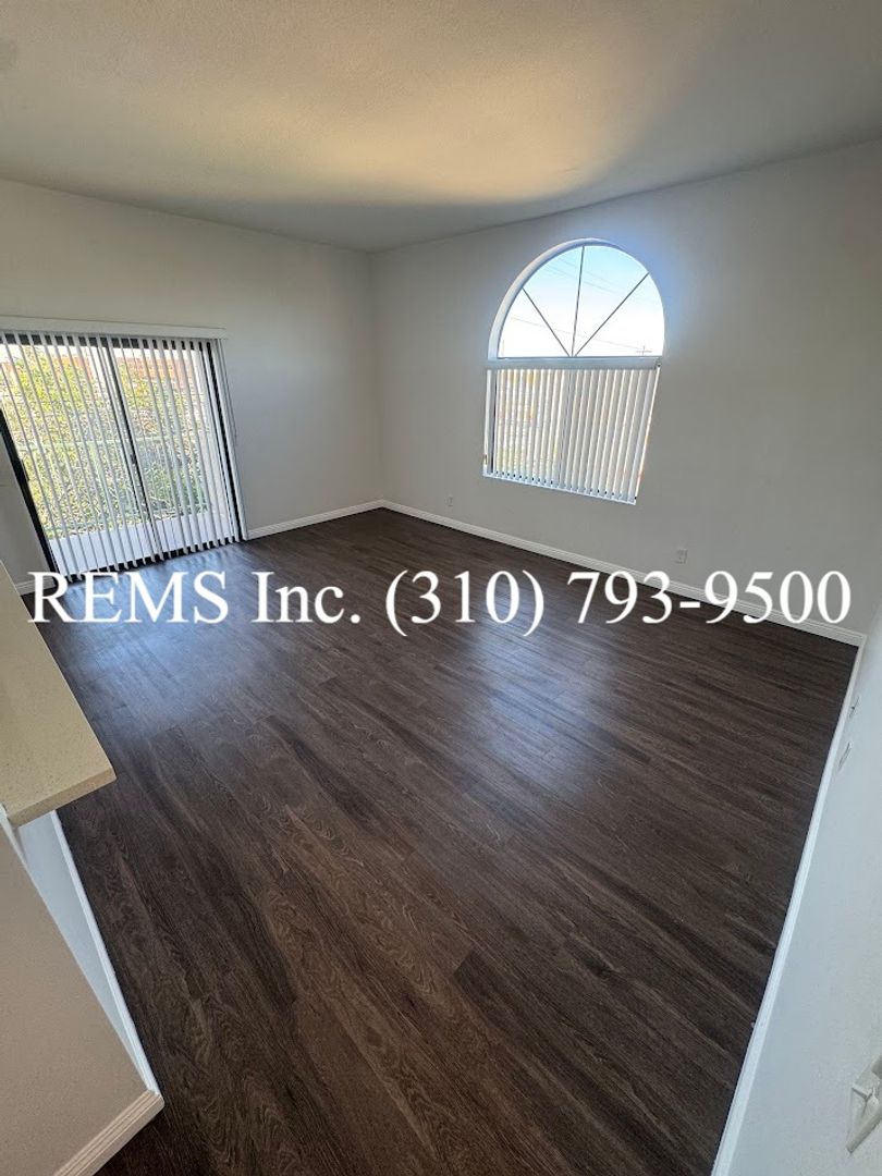 Gardena Apartment: 860 W 165th Place