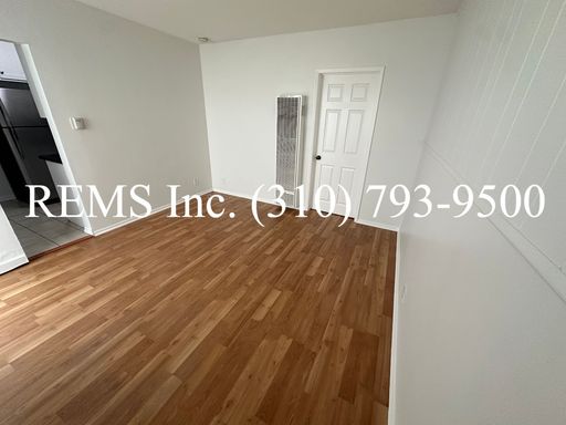Cozy Upstairs Apartment in Hermosa Beach w/ Carport Parking