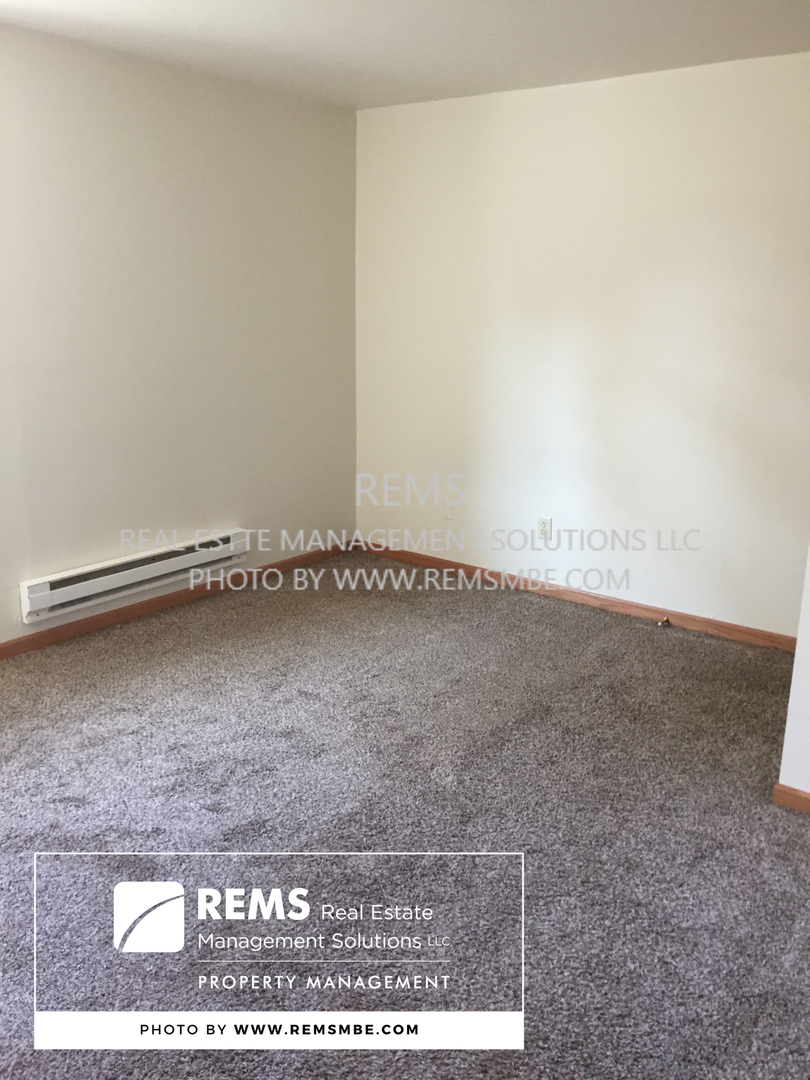Mauston Apartment: 122 Maine Street