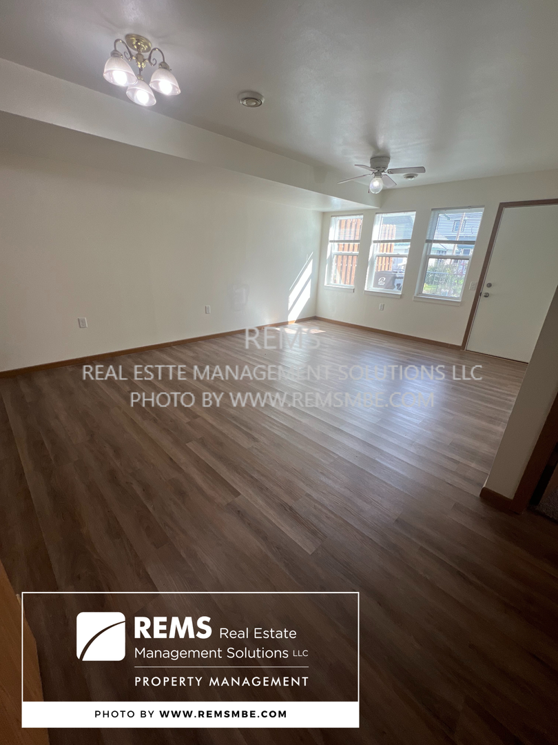 Poynette Apartment: 202 West North Street