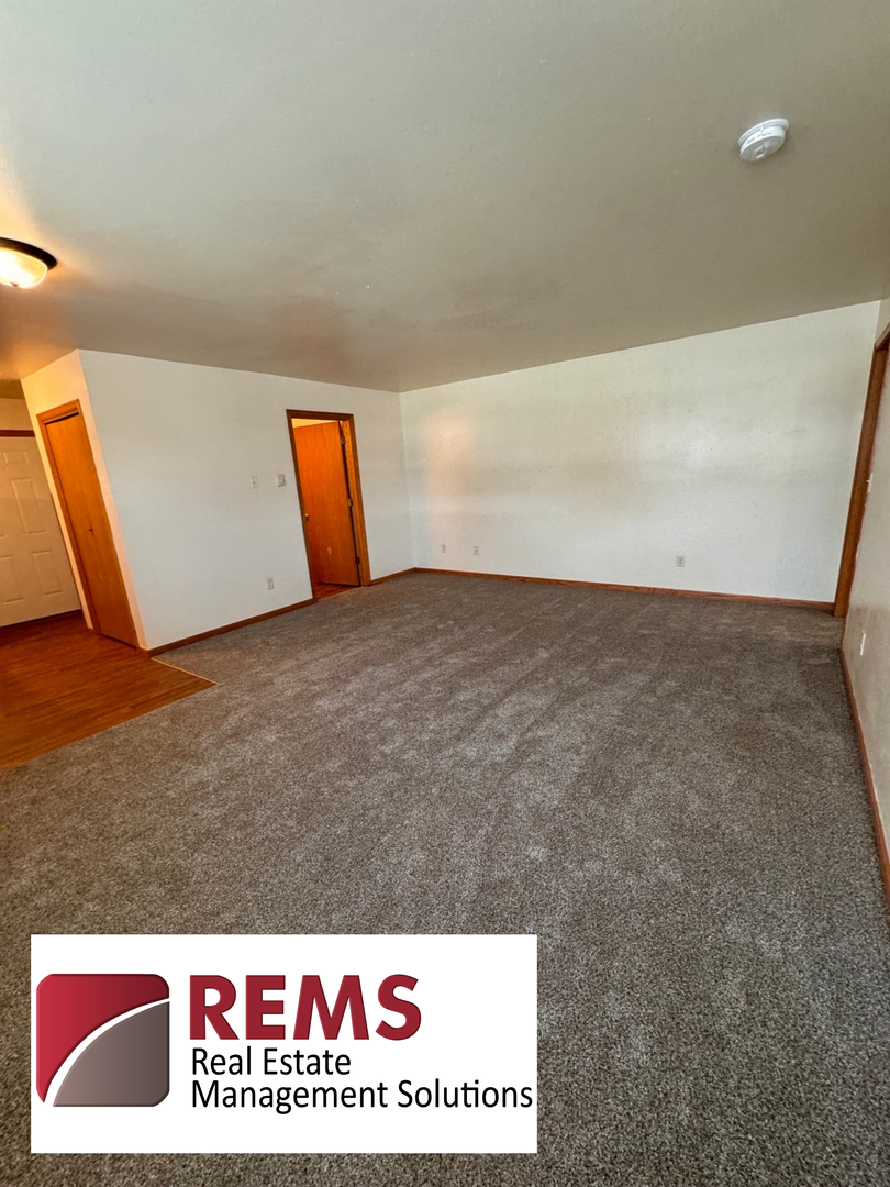 Mauston Apartment: 122 Maine Street