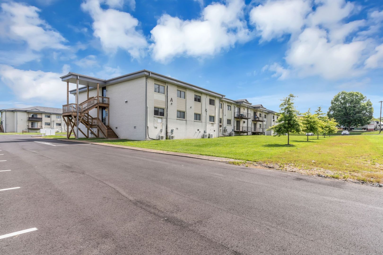 Gallatin Apartment: 550 E Bledsoe St