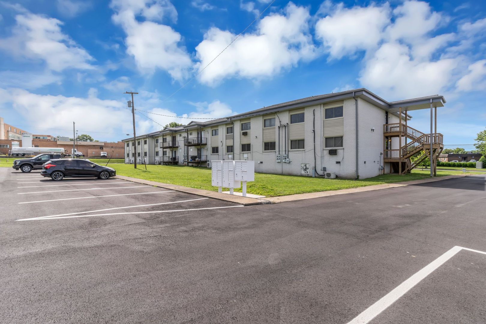 Gallatin Apartment: 550 E Bledsoe St