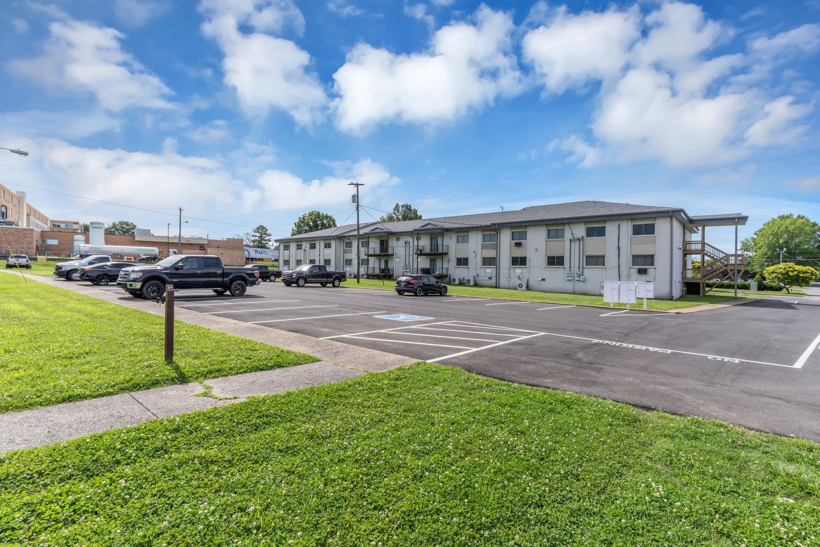 Gallatin Apartment: 550 E Bledsoe St