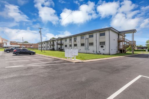 2 Bedroom Unit was recently renovated. Live walking distance from the downtown square or steps from Sumner Regional Hospital – photo 1