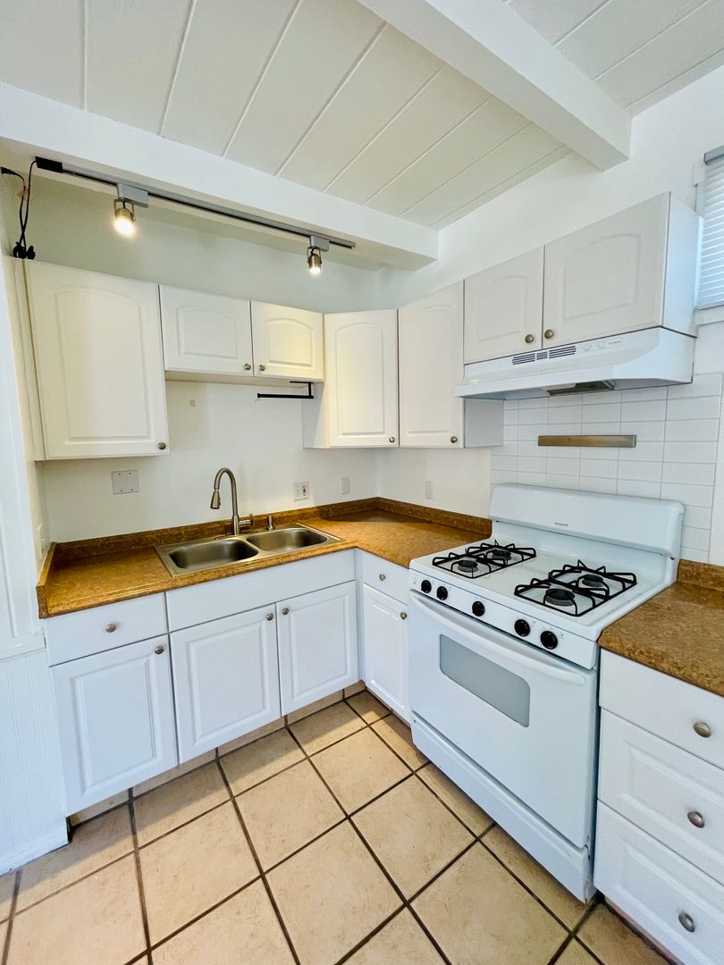 Ventura Apartment: 1121 S. Seaward Avenue