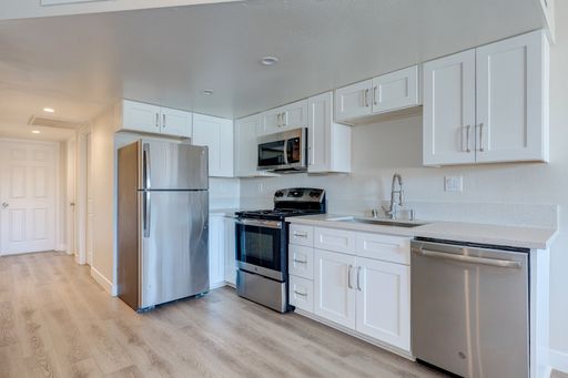 +++ Newly Renovated 2 Bedroom Apartment with Private fenced in Yard +++ – photo 1