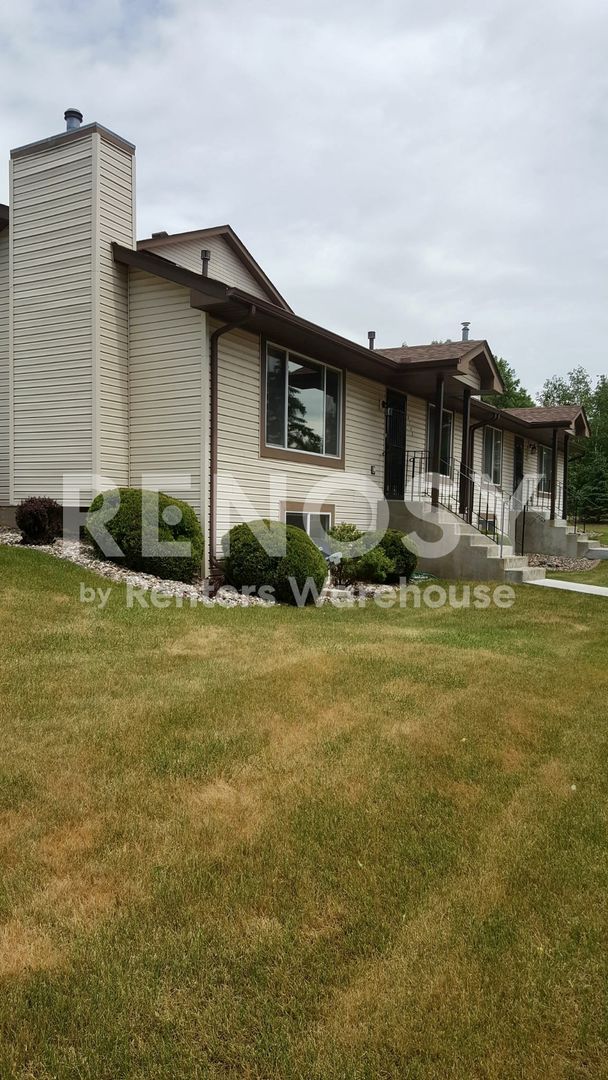 Oakdale House: 6762 Gretchen Ct N