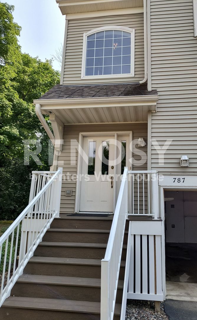 Hopkins House: 787 Fairfield Cir