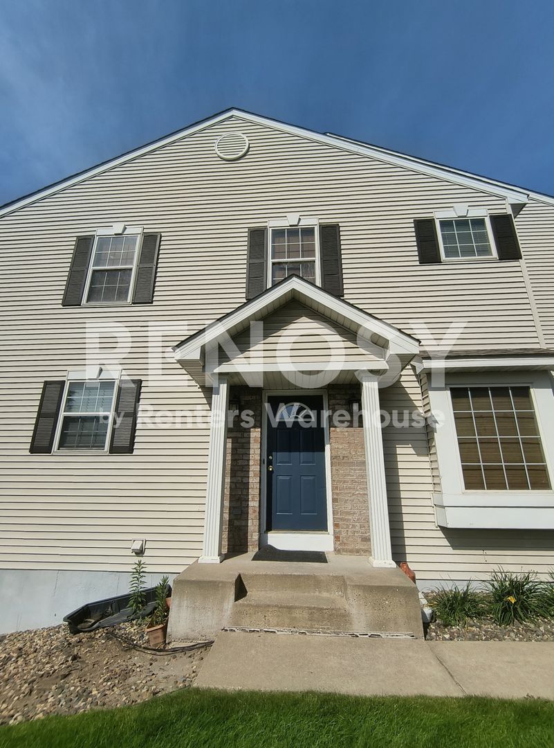 Apple Valley Townhome: 15284 Florist Cir